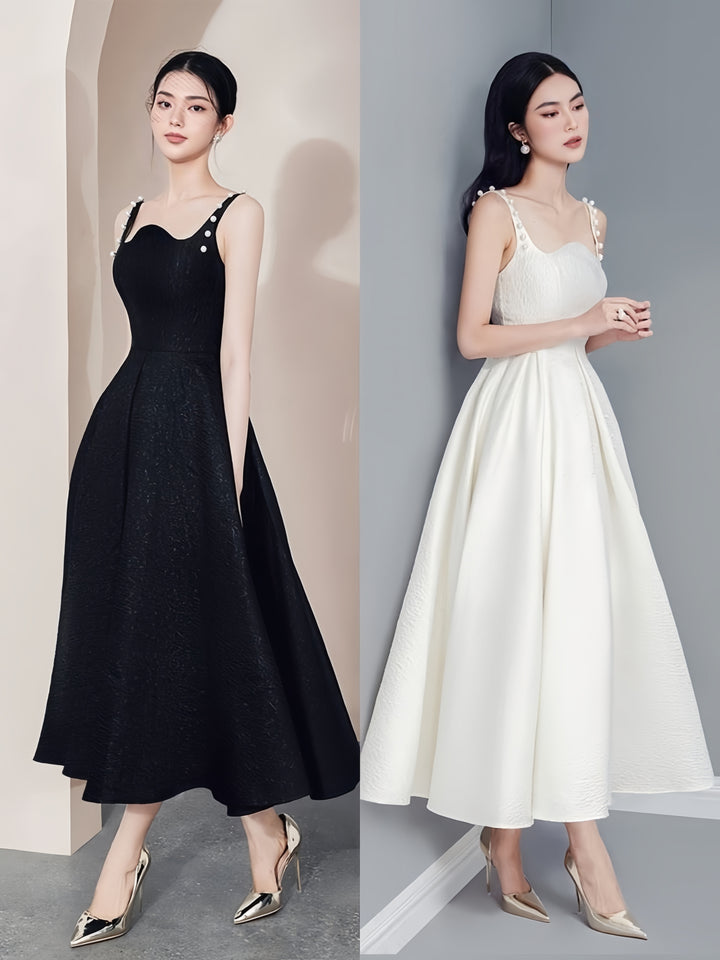 Robe blanche à bretelles ornées de perles