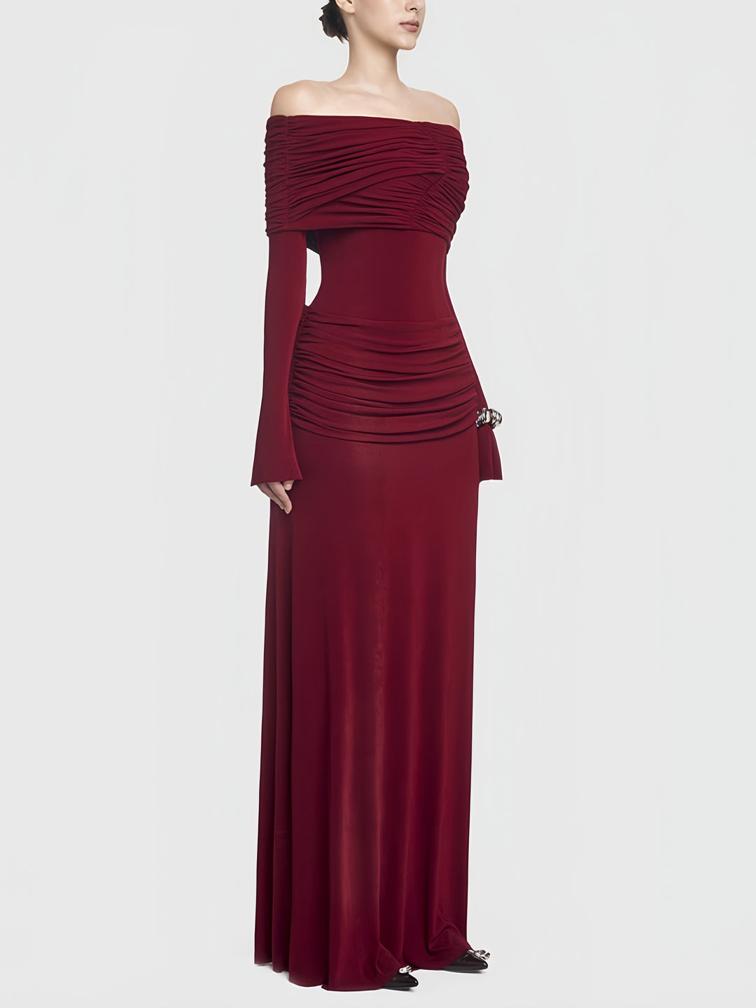 Robe longue rouge élégante à épaules plissées