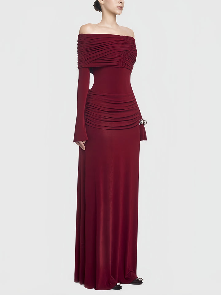 Robe longue rouge élégante à épaules plissées