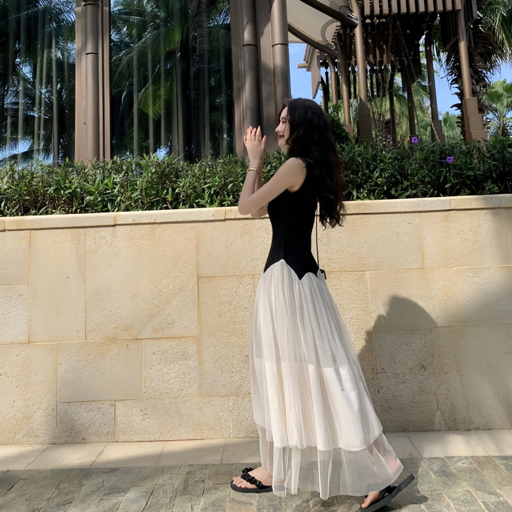Robe élégante sans manches en patchwork noir et blanc