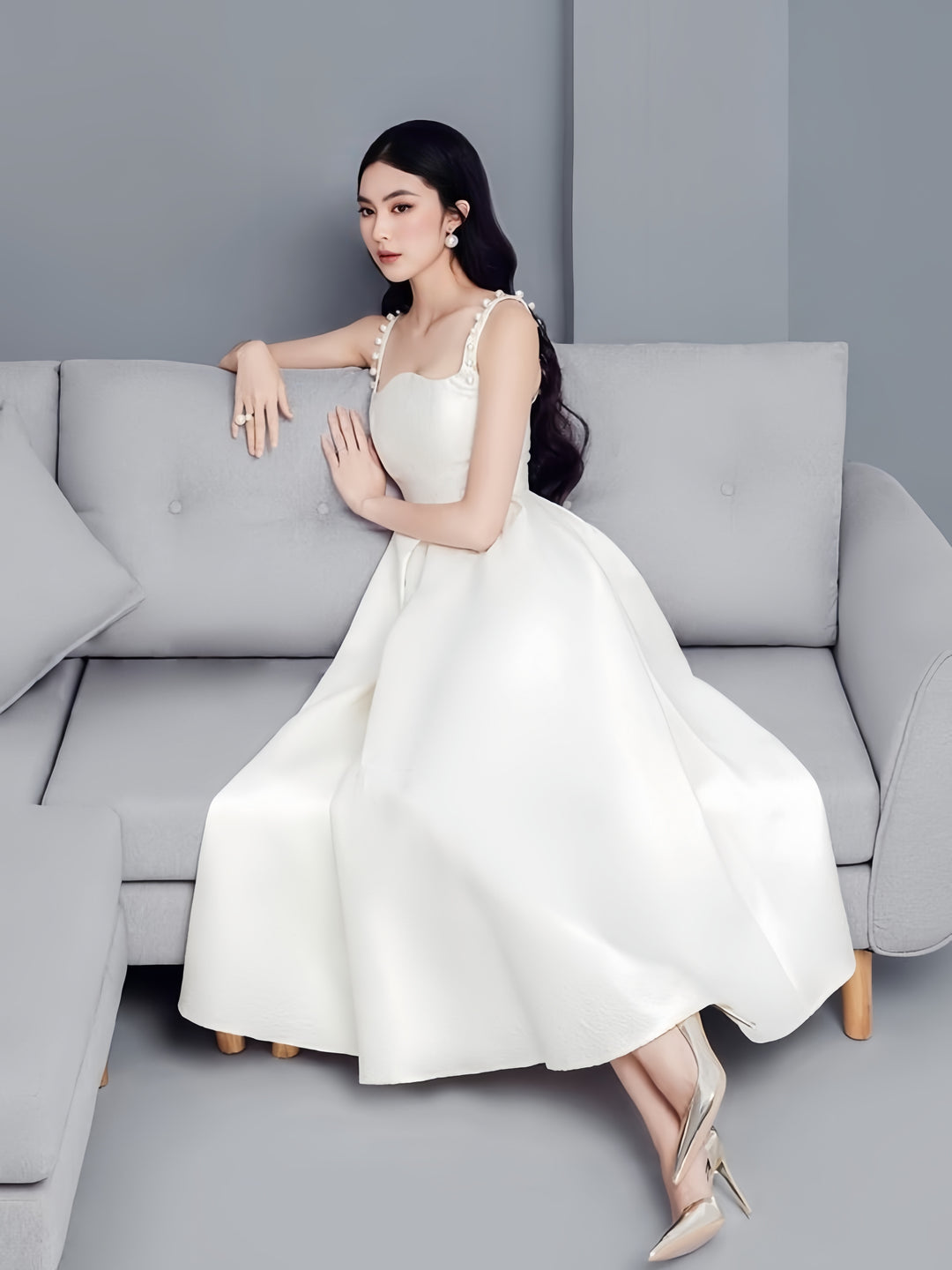 Robe blanche à bretelles ornées de perles