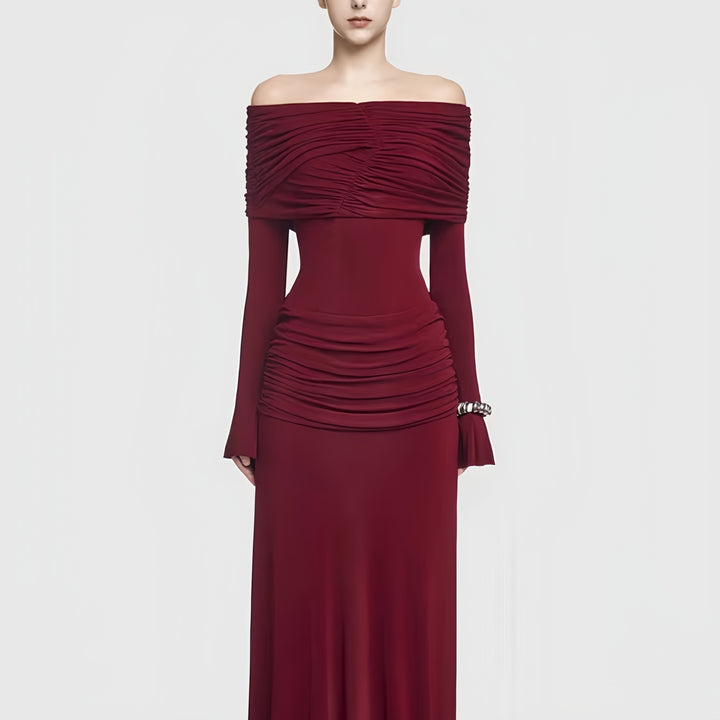 Robe longue rouge élégante à épaules plissées